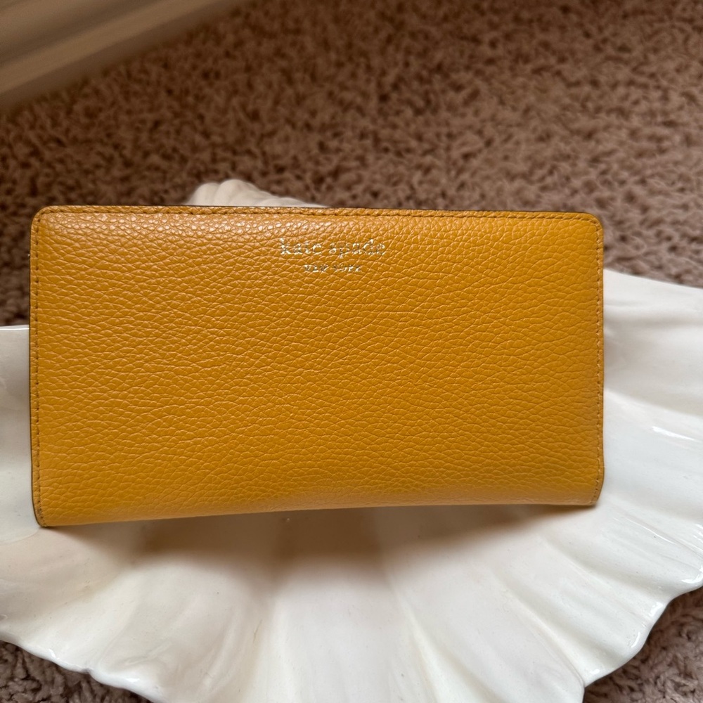 Kate Spade New York
SLIM BIFOLD WALLET